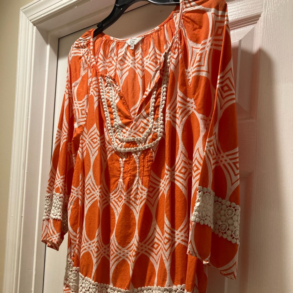 crown & ivy Orange and White Geometric Crochet-Trim Peasant Top